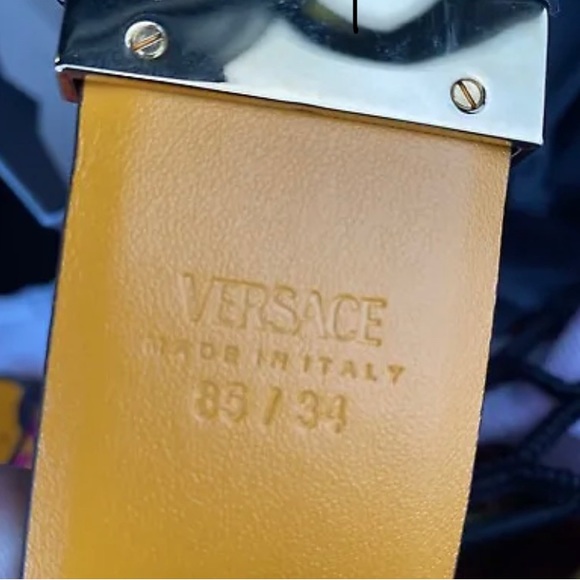 - New VersaceMen's Medusa Head Buckle Reversible Leather Belt. Sz 34 $595 - Picture 6 of 7